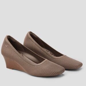 Vivaia Chic Tan Wedge Shoes